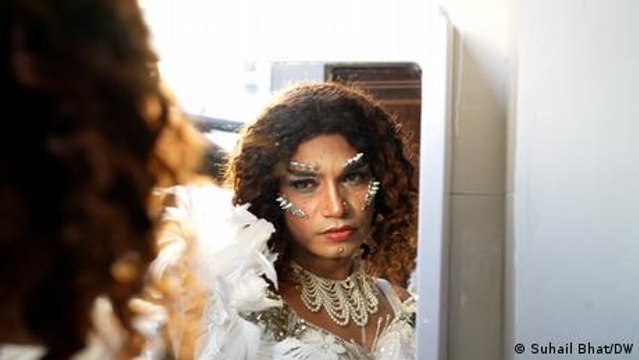 Cross-dressers in India challenge norms, find fulfilment