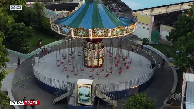 Brinquedo trava e deixa visitantes de cabeça para baixo em parque de diversões no Canadá