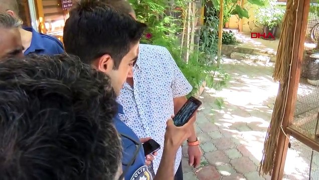 Antalya'da turistik tesiste papağan ve kanaryaların tahliyesi sırasında yaşanan arbedede 1 papağan öldü, 3 kanarya kedi tarafından yakalandı