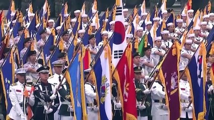 Скачать видео: South Korea parades military power to warn North Korea