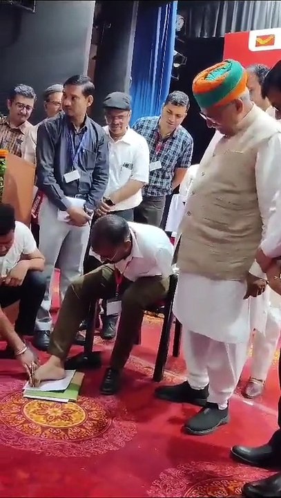 बीकानेर में रोजगार मेले में नियुक्ति मिलने पर दिव्यांग लीलाधर अपने पैरों से संदेश लिखकर पीएम  #Narendramodi का इस तरह से जताया आभार