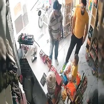 Başkasının çocuğuna dokunmayın! Bebeğine yapılan tuhaf hareketler babayı çıldırttı