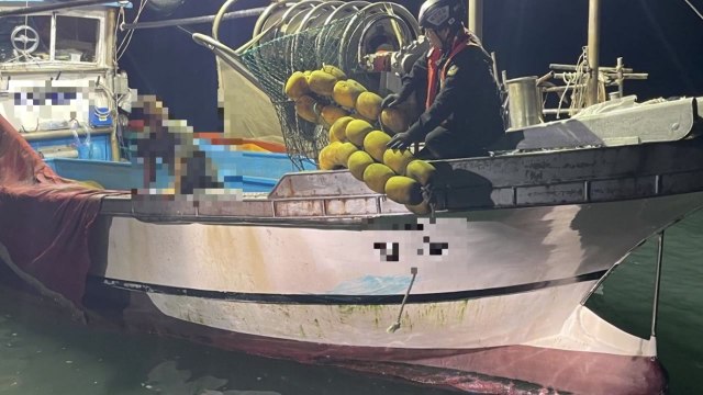 전남 신안군 해상에서 선박 2척 충돌...60대 여성 다쳐 / YTN