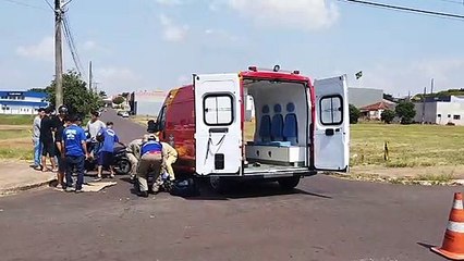 Mulher sofre possível fratura no joelho após colisão entre Biz e Vectra em Umuarama