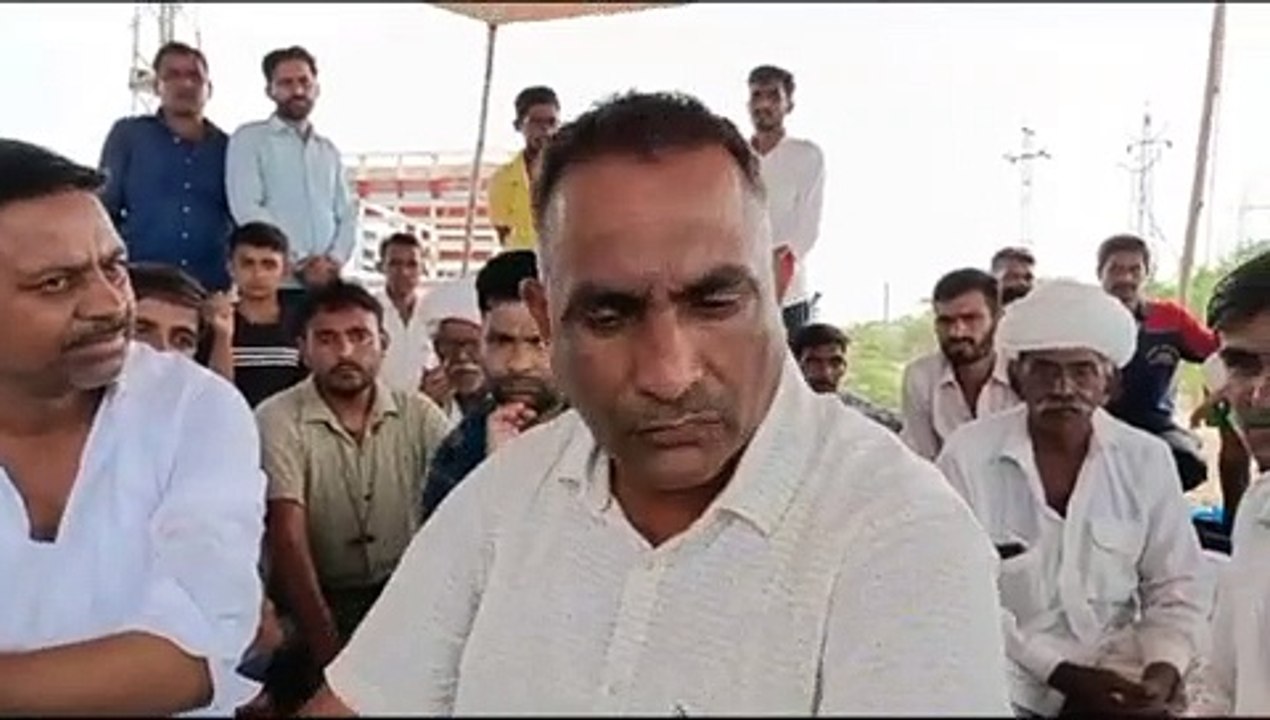 चोरियां व लूटपाट न रूकने पर ग्रामीणों आक्रोश, थाने के बाहर धरना