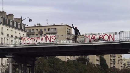 Porte de Vincennes, des résistants accrochent une banderole « Destituons Macron » Paris/France - 26 Septembre 2023