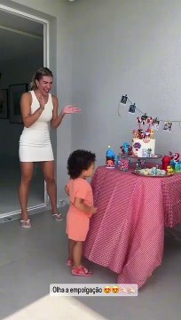 Filha de Lore Improta e Leo Santana se empolga com festinha de dois anos