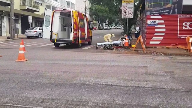Motociclista sofre suspeita de fratura no braço ao cair de moto nas pedrinhas da obra da Barão do Cerro Azul