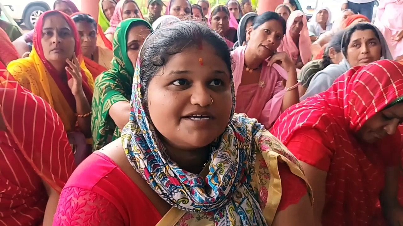स्व सहायता समूह की महिलाए कलेक्टर कार्यालय पहुंची
