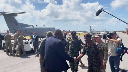 وزير الدفاع الأميركي يتفقد قوات بلاده المتمركزة في قاعدة خليج ماندا