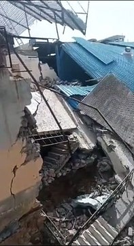 जेसीबी से खुदाई में पड़ोसी फैक्ट्री की दीवार गिरी, दो हॉल अधर में लटके