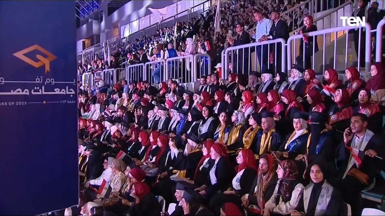 الرئيس السيسى يكرم عددًا من أوائل الخريجين خلال...