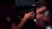 Le conducteur, qui conduisait sa voiture, a ouvert le feu avec une arme à feu.