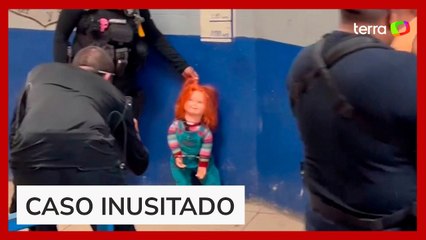 Boneco Chucky é 'algemado e preso' pela polícia do México