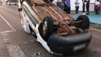 Fiorino capota após colisão com Strada no Centro