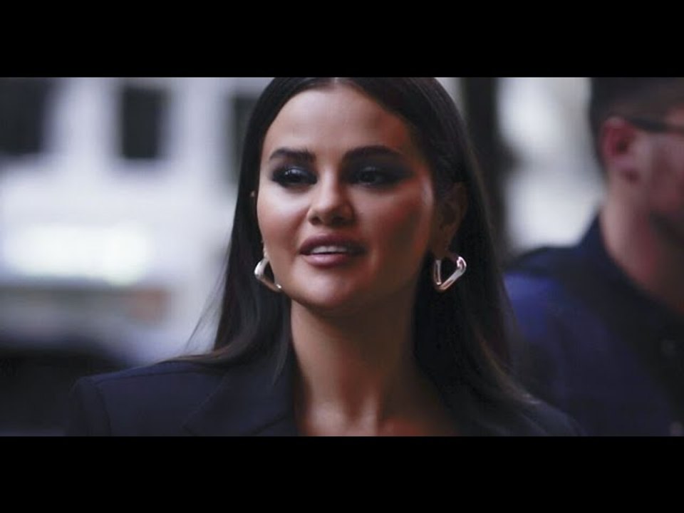 VIDEO: PHOTOS Selena Gomez maxi-décolletée : dîner grand luxe et bains de foule, la belle actrice s'