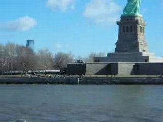 Arrivée du bateau aux pieds de la Statue de la Liberté
