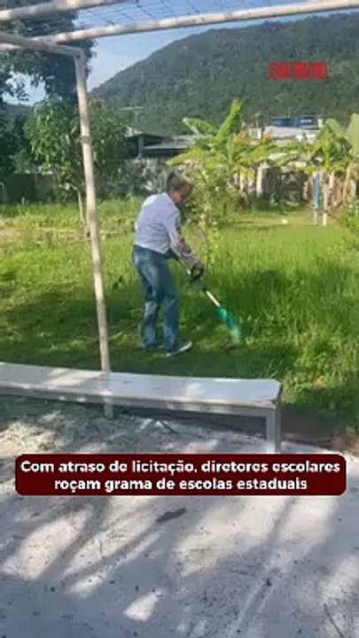 Denúncia: com atraso de licitação, diretores escolares roçam grama de escolas estaduais