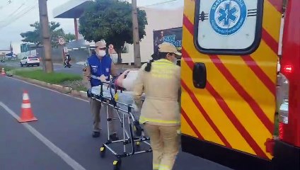 Mulher é atropelada por moto quando atravessava a avenida Paraná, em frente ao lago