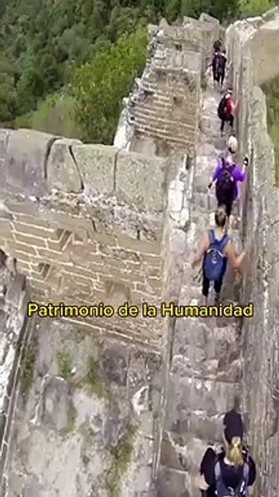Dos albañiles derriban la muralla china con una excavadora