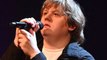 Atteint du syndrome de Gilles de la Tourette, Lewis Capaldi victime d’une crise en plein concert p