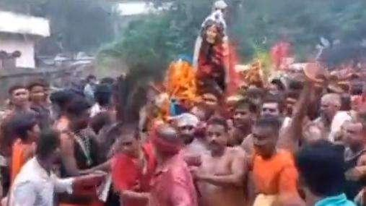 पटना: 54 फीट कांवर के साथ बाबा बिटेश्वरनाथ मंदिर पहुंचा श्रद्धालुओं की टोली, किया जलाभिषेक
