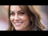 VIDEO: PHOTOS Kate Middleton sublime en émeraude, elle affirme son nouveau look lors d'une apparitio