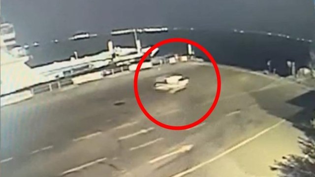 Hafif ticari araç feribot a binerken denize uçtu