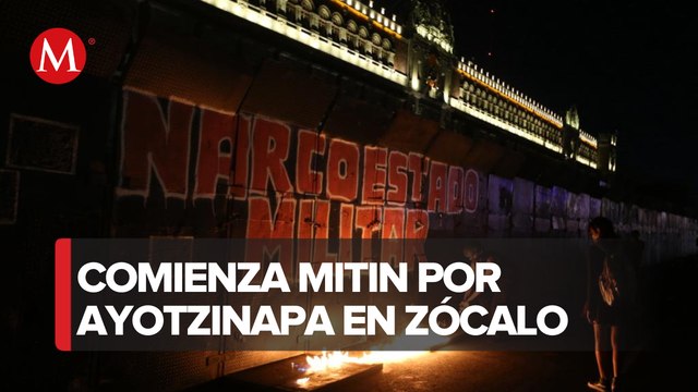 Contingentes en marcha por los normalistas desaparecidos llegan al Zócalo Capitalino
