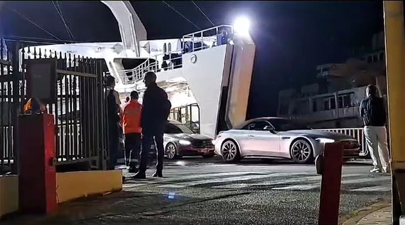 Il feretro di Messina Denaro viaggia verso Palermo: l'approdo a Messina e il tragitto verso l'autostrada