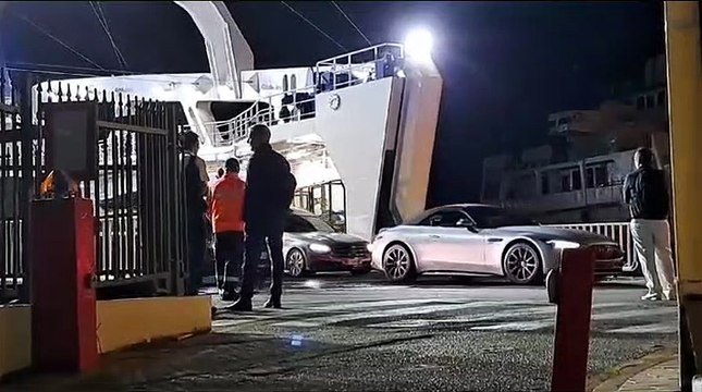 Il feretro di Messina Denaro viaggia verso Palermo: l'approdo a Messina e il tragitto verso l'autostrada
