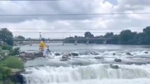 खतरों के खिलाड़ी बने मध्य प्रदेश सरकार के मंत्री राजेंद्र शुक्ल, स्काई साइकलिंग चलाकर पार की नदी