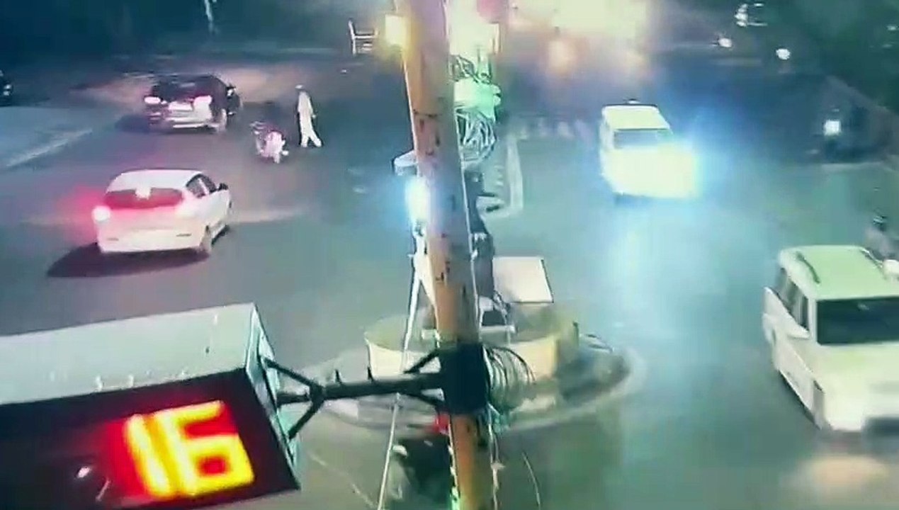 कार चालक ने ट्रैफिक सिपाही को बोनट पर घसीटा, यहां देखें सनसनीखेज VIDEO