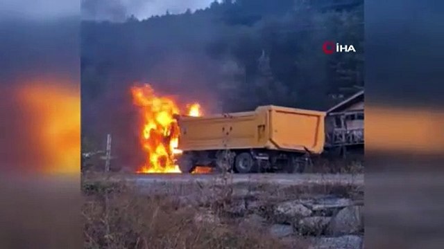 Seyir halindeki hafriyat kamyonu alev alev yandı