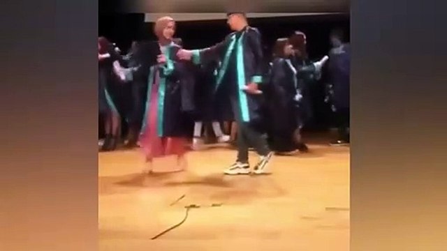 L'événement qui a marqué la cérémonie de remise des diplômes ! Voici comment la jeune fille a poussé son copain qui voulait la serrer dans ses bras