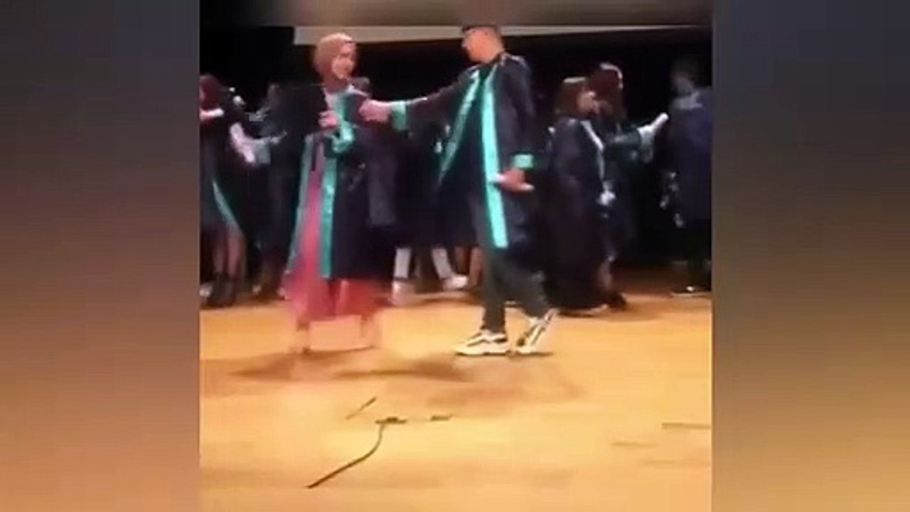 L'événement qui a marqué la cérémonie de remise des diplômes ! Voici comment la jeune fille a poussé son copain qui voulait la serrer dans ses bras