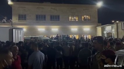 Folla enorme fuori dall'ospedale in Iraq dopo la strage al matrimonio