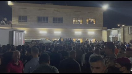 Folla enorme fuori dall'ospedale in Iraq dopo la strage al matrimonio