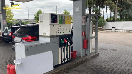 下载视频: Gasolio adulterato, Guardia di Finanza sequestra 20mila litri in distributori stradali (27.09.23)