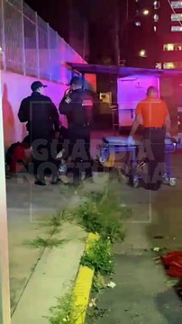 #Prelimiar Tendidos sobre la vía pública, golpeados y heridos con arma blanca, terminaron dos jóvenes tras un asalto en la colonia 8 de Julio de Guadalajara #GuardiaNocturna