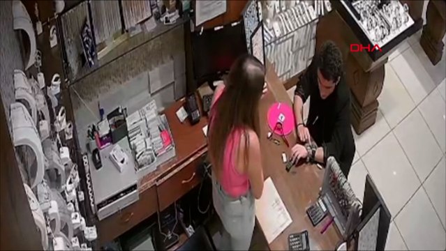 'Satın alacağım' deyip denediği saatleri çaldı