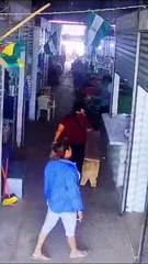 Video: Dos mujeres son grabadas robando un consultorio en el mercado El Quior