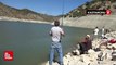 Karadere Barajı’nda balık kafesi yırtılınca oltasını alan balık tuttu