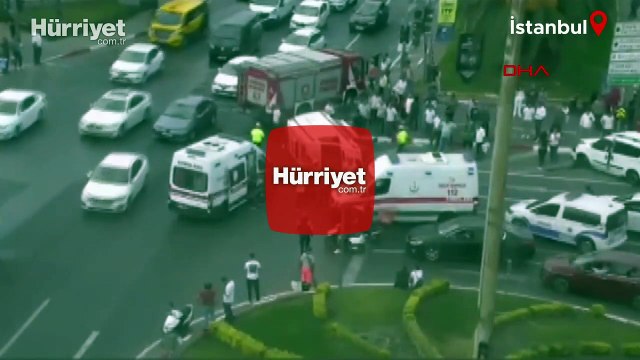 Fatih'te ambulans devrildi: Yaralılar var
