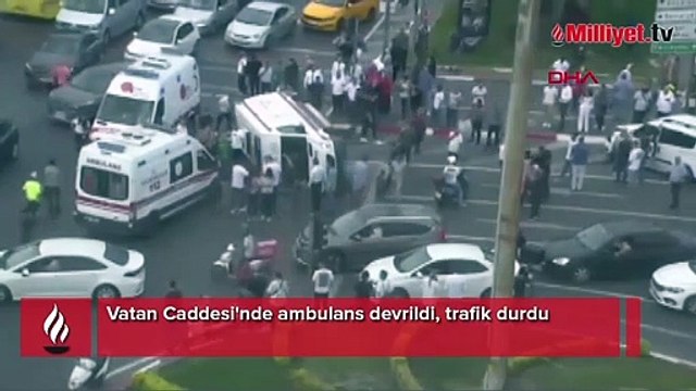 Vatan Caddesi'nde ambulans devrildi, trafik durdu