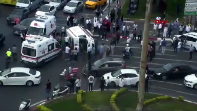 İstanbul'un göbeğinde korkutan kaza! Araçla çarpışan ambulans yan yattı