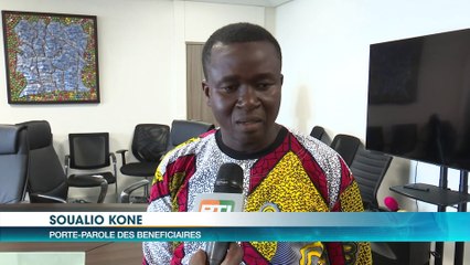 Des personnes impactées du programme d’assainissement de la ville d’Abidjan reçoivent leurs chèques