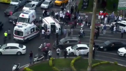 Effrayant accident au cœur d’Istanbul ! L'ambulance est entrée en collision avec un véhicule et est tombée sur le côté