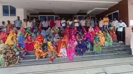 देवास: निगम सफाई कर्मचारियों की हड़ताल जारी, की जमकर नारेबाजी