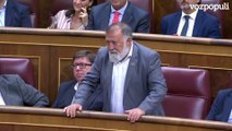 Este ha sido el momento en el que el diputado del PSOE Herminio Rufino Sancho se ha equivocado durante la votación y ha dicho 'sí' a Feijóo